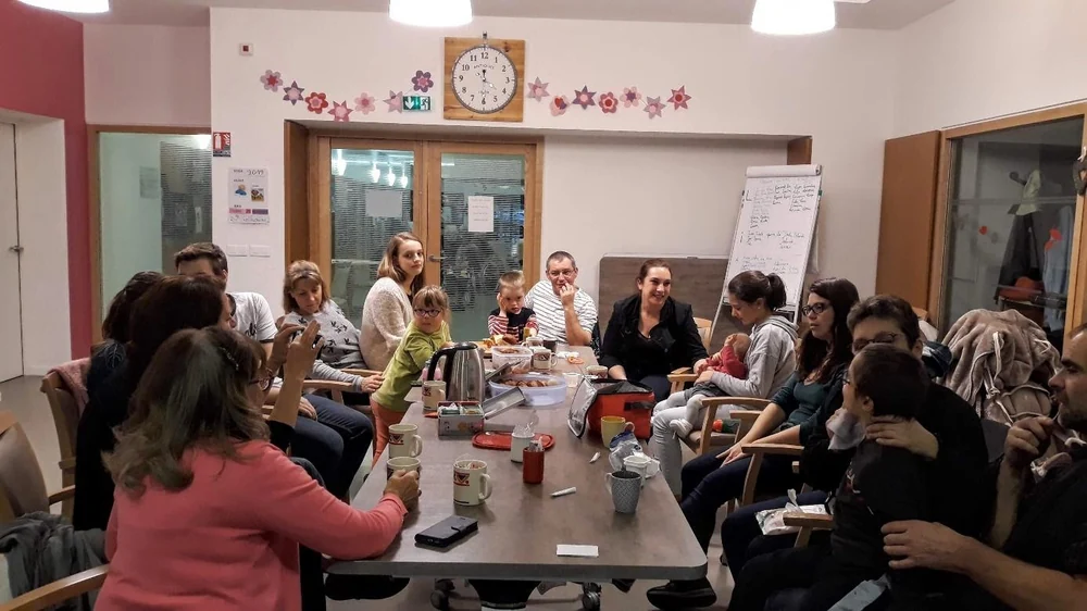 Parents et enfants réunis pour un goûter de l’APIST, photographie d’archive