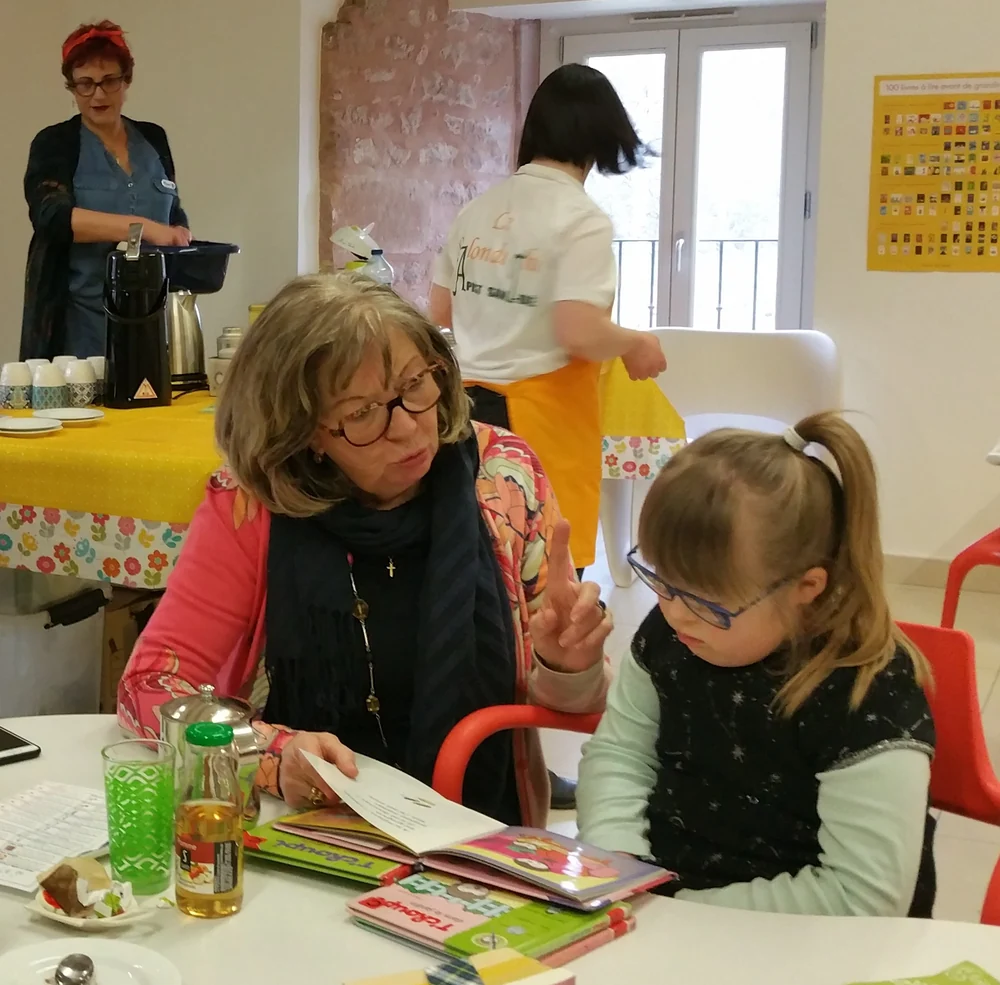 Des membres de l’APIST assurent le service de boissons et de petites gourmandises, photographie d’archive de février 2020